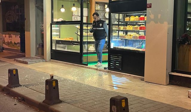 Husumetlisinden kaçarak kafeye saklanan genç, silahlı saldırıda yaralandı