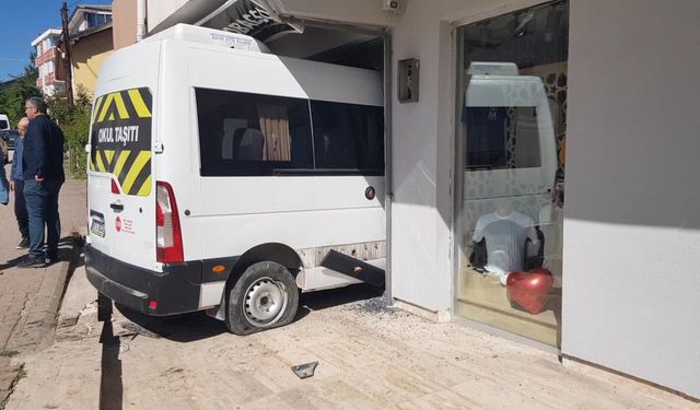Frenleri tutmayan öğrenci servisi iş yerine daldı: Faciadan dönüldü