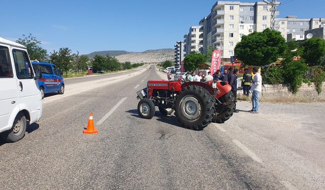 Gaziantep'te traktör ile çarpışan araç kanala uçtu: Yaralılar var