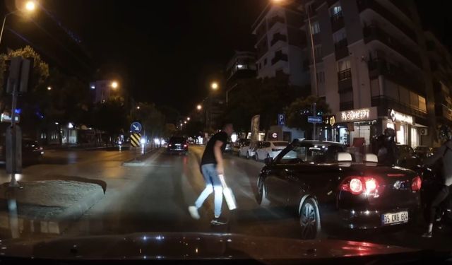 Trafikte korku dolu anlar... Aracından döner bıçağıyla...