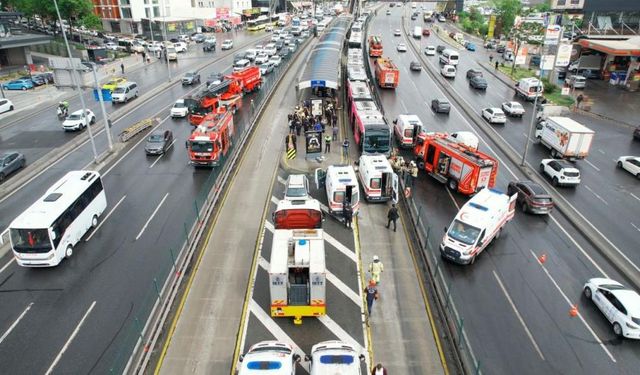 İstanbul'da Metrobüs Kazası! 1 Ölü Çok Sayıda Yaralı Var...