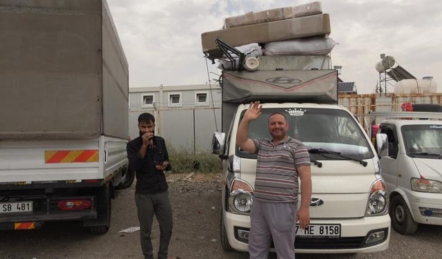 Suriyeli sığınmacılar Türkiye'ye teşekkür ederek ülkelerine dönüyor