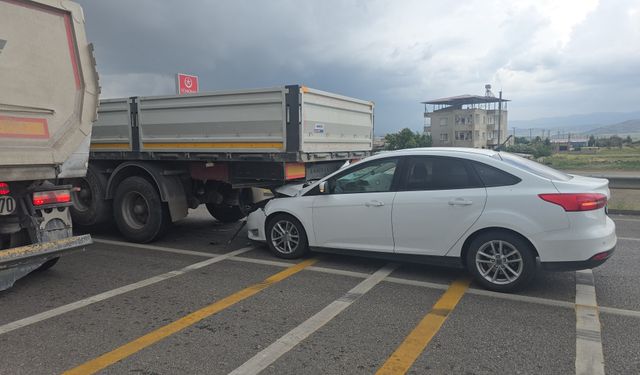 Gaziantep’te ışıkta bekleyen tıra çarpıp yaralandı