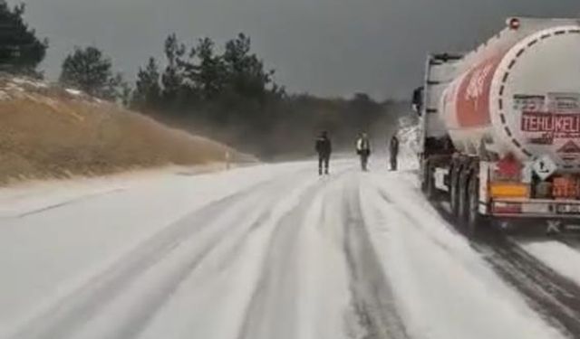 Dolu yağışı karayolunu trafiğe kapattı