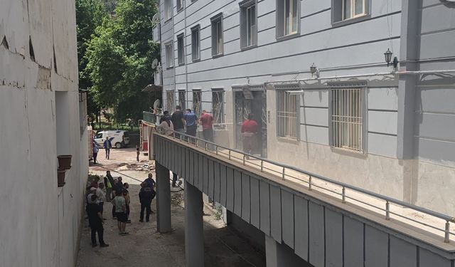 Gaziantep'te büyük panik! Apartman sakinleri sokağa döküldü