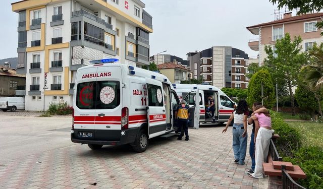 Liseli kızların sosyal medya kavgasını ayırmak için araya giren 2 kız bıçaklandı