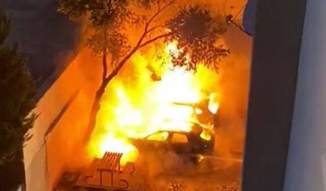 Gaziantep’te Otoparktaki 2 Lüks Araç Yanarak Küle Döndü