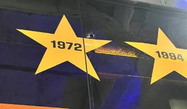 Galatasaray otobüsüne taşlı saldırı