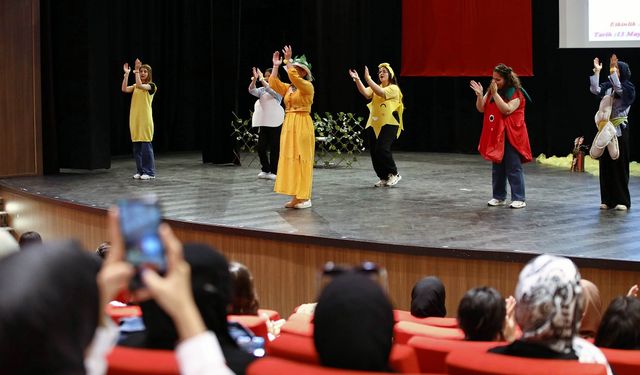 GAÜN çocuk gelişimi öğrencilerinden sergi ve tiyatro etkinliği