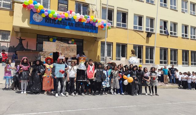 Gaziantep’te Atık Malzemelerle Kıyafetler Hazırlandı