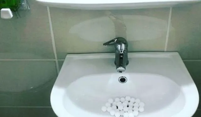 Lavabodan Gelen Kötü Kokulara Kesin Çözüm: Naftalin Yöntemi Şaşırtıyor!