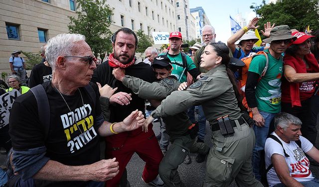 İsrail’de meclis önünde toplanan yüzlerce kişi, hükümeti protesto etti