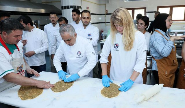 GAÜN Rektörü Doğan Uluslararası Öğrencilerle Mutfakta Buluştu