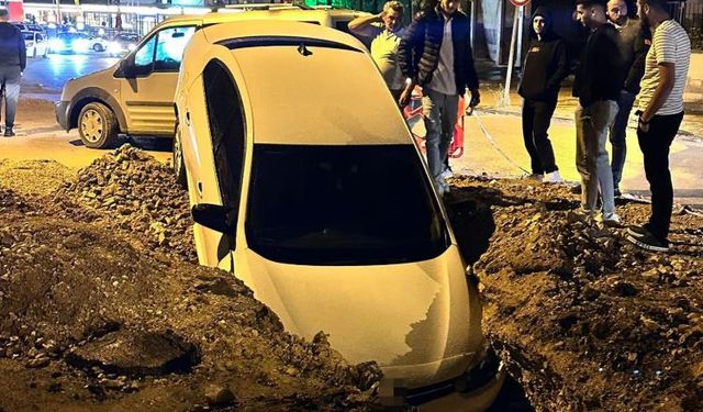 Otomobil altyapı çalışmaları için açılan çukura düştü