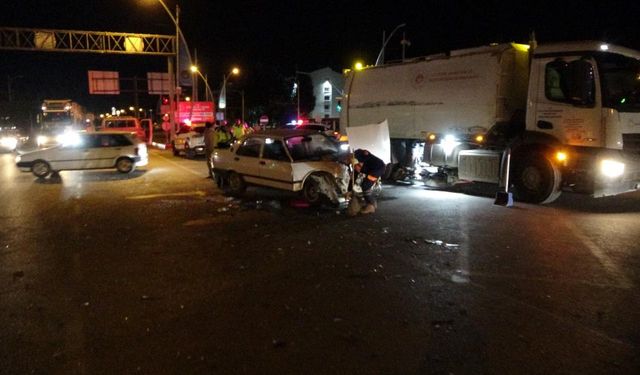 İki aracın karıştığı kazada ortalık savaş alanına döndü: 4 yaralı