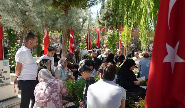 Gaziantep'te bayram öncesi şehitlik ve mezarlıklara ziyaretçi akını!