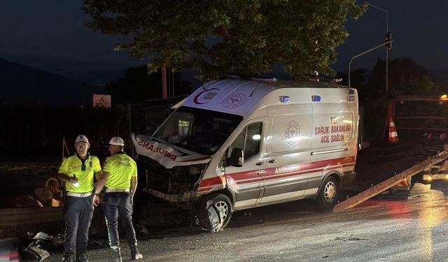 Ambulans ile çarpışan otomobilde can pazarı