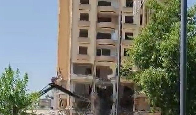 Gaziantep'te ağır hasarlı bina kontrollü şekilde yıkıldı