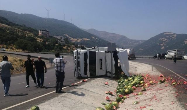 Gaziantep Otoyolunda Karpuz yüklü kamyon devrildi!