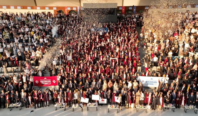 HKÜ'de mezuniyet gururu!  Bin 657 öğrenci kep attı