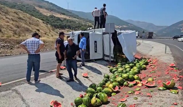 Gaziantep'te karpuz yüklü kamyon virajı alamadı! Karpuzlar yola savruldu...