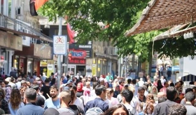 Gaziantepliler Arefe Günü Çarşıya Akın Etti