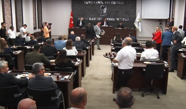Şehitkamil Meclisi gergin başladı! CHP Grubu Meclisi terk etti