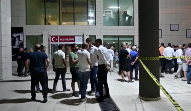 Belediye binasına taşlı saldırıda bulunuldu