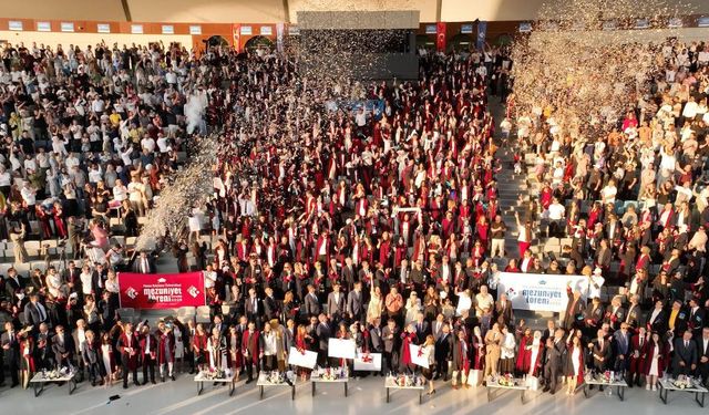HKÜ 1.657 Öğrencisini Mezun Etmenin Gururunu Yaşadı