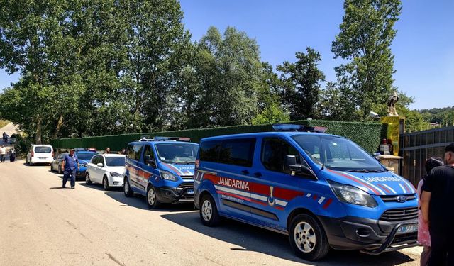 Evinde silahla vurulmuş halde bulundu