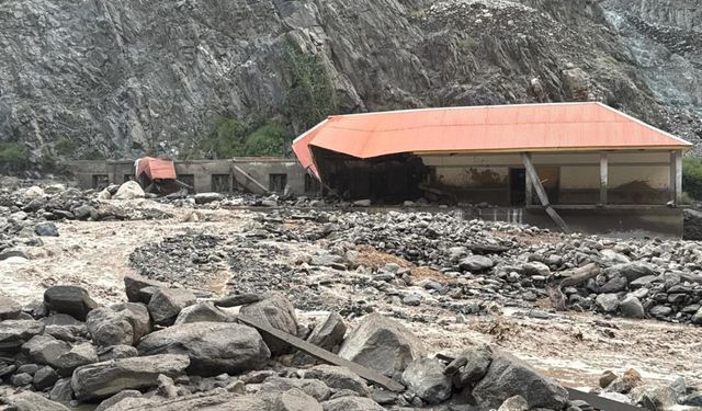 Muson yağmurları felakete neden oldu! Can kaybı 242'ye yükseldi
