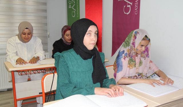 Gaziantep’te karanlık dünyalarını Kur’an-ı Kerim ile aydınlatıyorlar