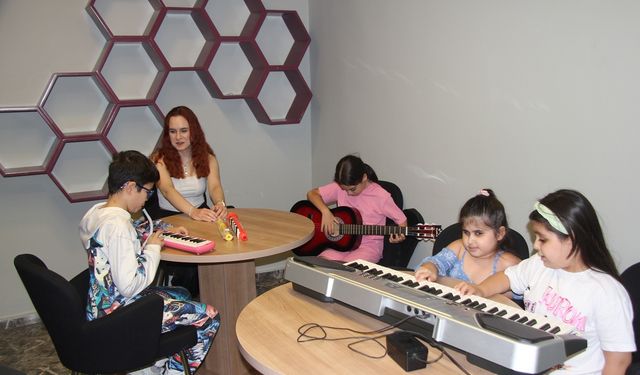 Gaziantep’te engelli öğretmen, engelli öğrencilerin dünyasını aydınlatıyor