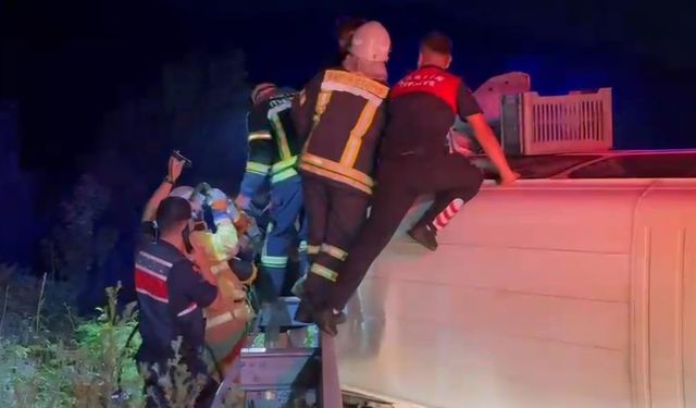 Feci kaza! Ekmek aracı traktöre çarptı: Yaralılar var