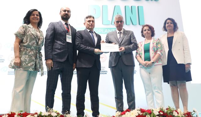Bakan Memişoğlu’ndan Gaziantep İl Sağlık Müdürü Şahin’e ödül