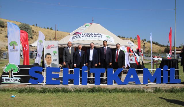 Şehitkamil Belediyesi Ahlat’ta otağ kurdu