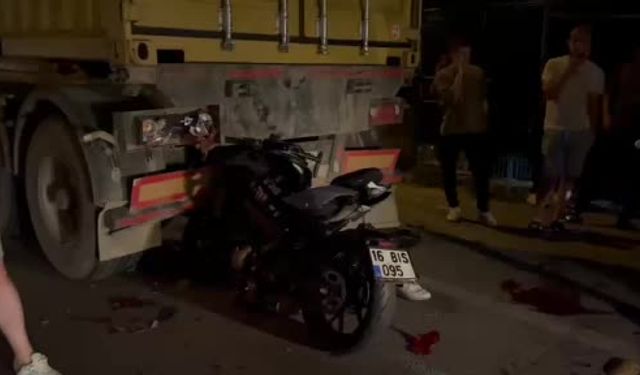 Feci kaza! Motosiklet tıra ok gibi saplandı