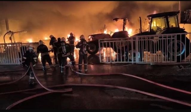 Gece alevlerle aydınlandı: 3 dükkan, 22 traktör yandı
