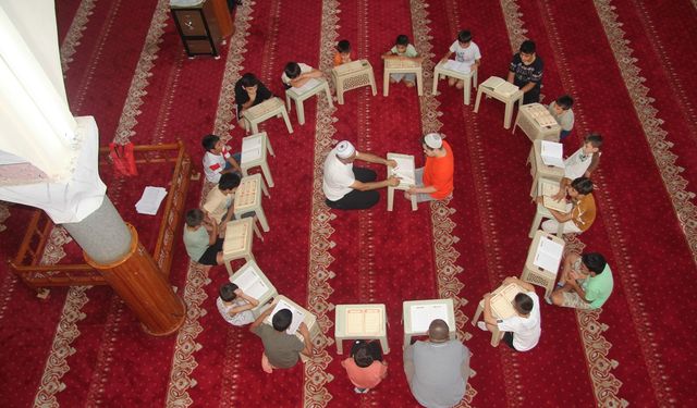 Cami aşığı down sendromlu genç çevresine neşe saçıyor