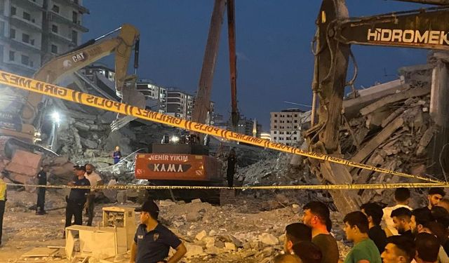 Göçük altında kalan iş makinası operatörünün cansız bedenine ulaşıldı