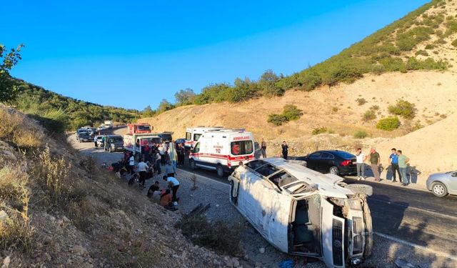 Antepfıstığı toplamaya giden işçileri taşıyan minibüs devrildi: Çok sayıda yaralı