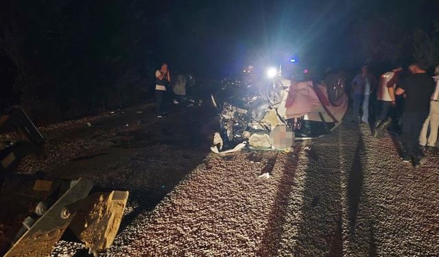 İki araç kafa kafaya çarpıştı: 6 ölü