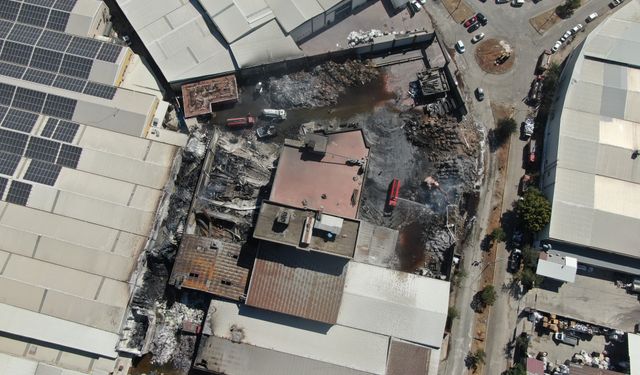 Gaziantep’te yanan dev fabrikadan geriye yönetim binası kaldı