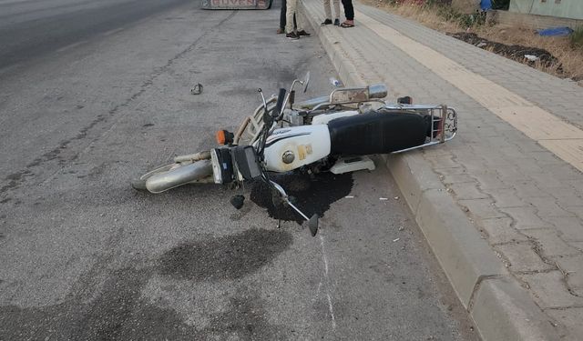 Otomobille çarpışan motosikletin sürücüsü öldü