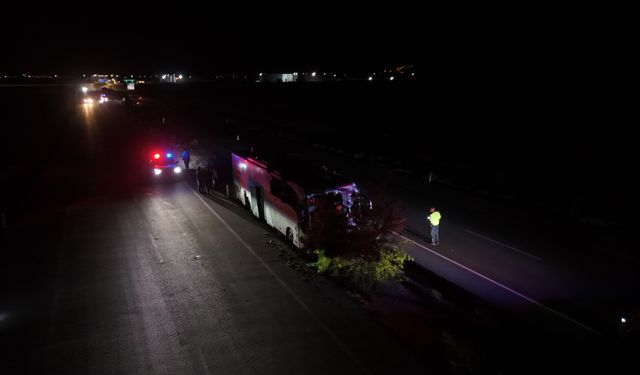 Yolcu otobüsü orta refüje çıktı! Can pazarı: 1 ölü, 13 yaralı