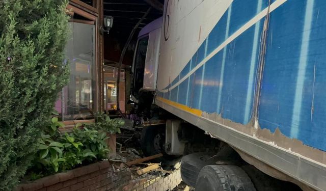 Freni arızalanan tır önüne kattığı araçla iş yerine daldı