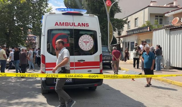Husumetlisine ateş açtı, kurşunlar yoldan geçen genç kadına da isabet etti