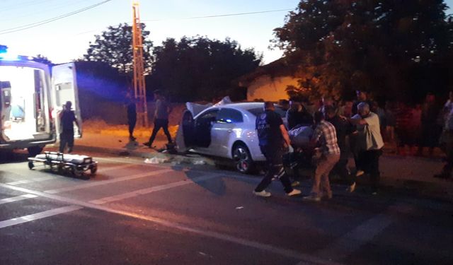 Feci kaza! Otomobil ile traktör çarpıştı: Yaralılar var