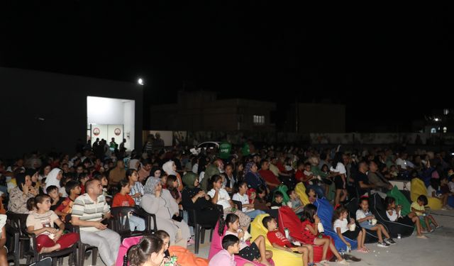 Nizip Belediyesi'nin açık hava sinema etkinliği minik yüzlerde gülümsemeye dönüştü
