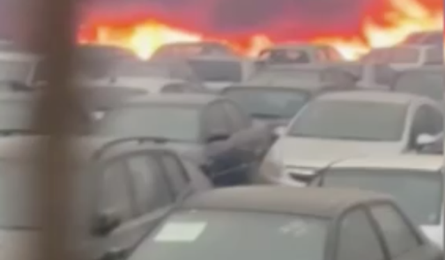 Yunanistan’da orman yangını şehire ulaştı: Otoparkındaki 550 araç yandı